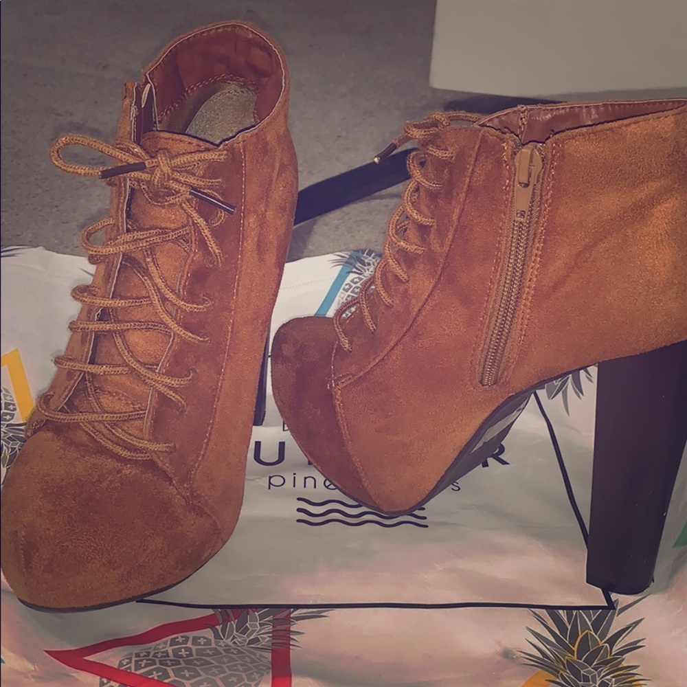 Love Culture sz. 6- 5inch Sienna booties.